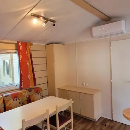 - Les Salisses - Mobilhome مكان تخييم *